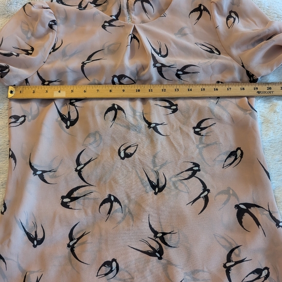 Gorgeous blush pink banana republic blouse with black and white swallows (birds) - Picture 7 of 7